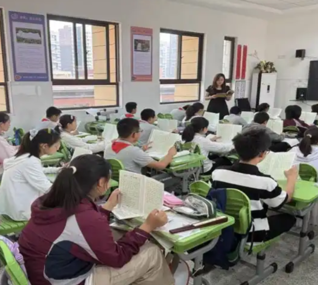 语文课堂往往将文学教育变为简略而僵化的常识等有用言语训练